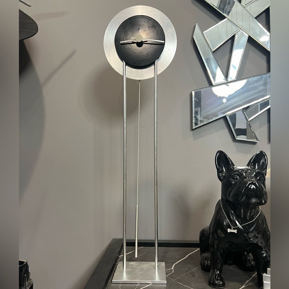 Cool looking table clock - Picture 8 of 8